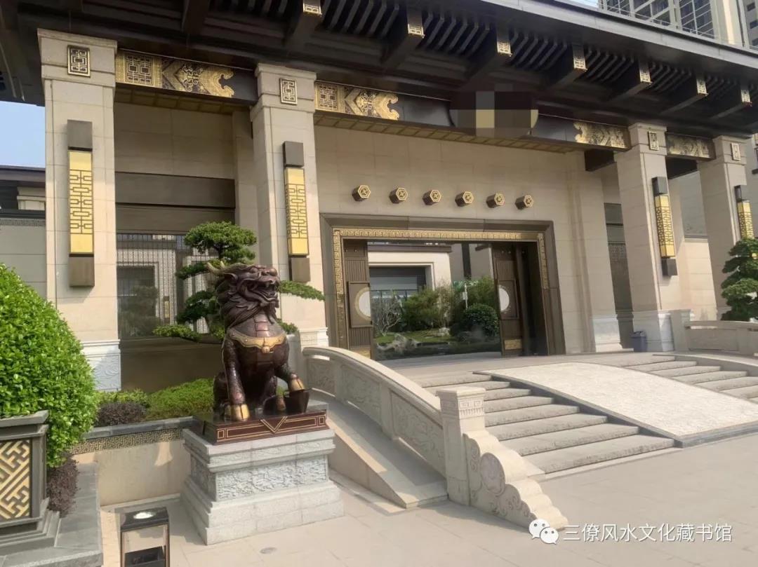 豪华大门，坐甲山庚向兼寅申