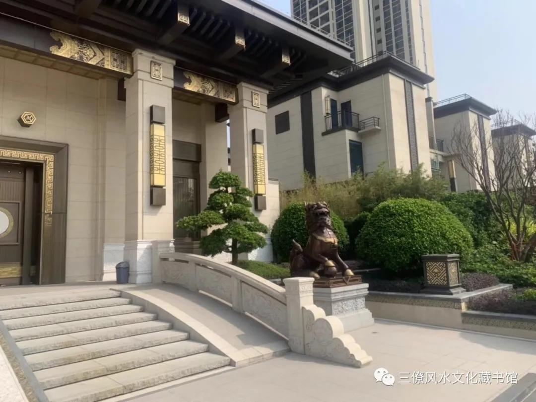 豪华大门，坐甲山庚向兼寅申