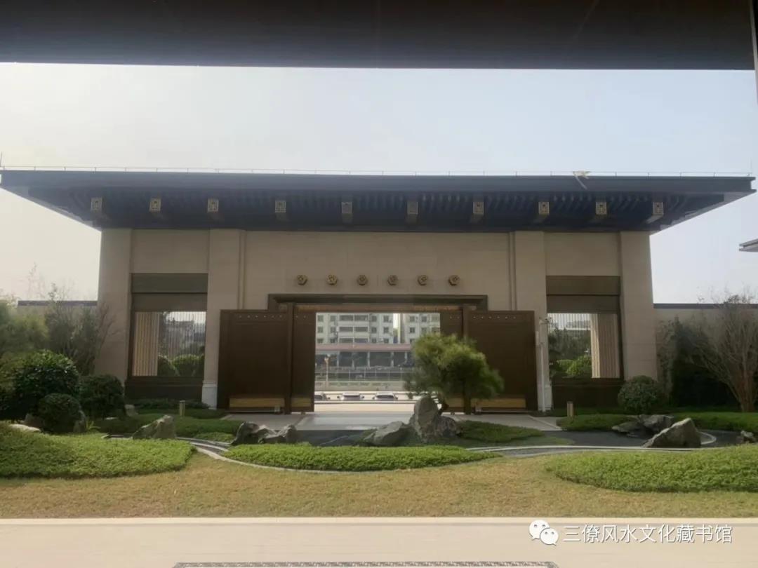 豪华大门，坐甲山庚向兼寅申