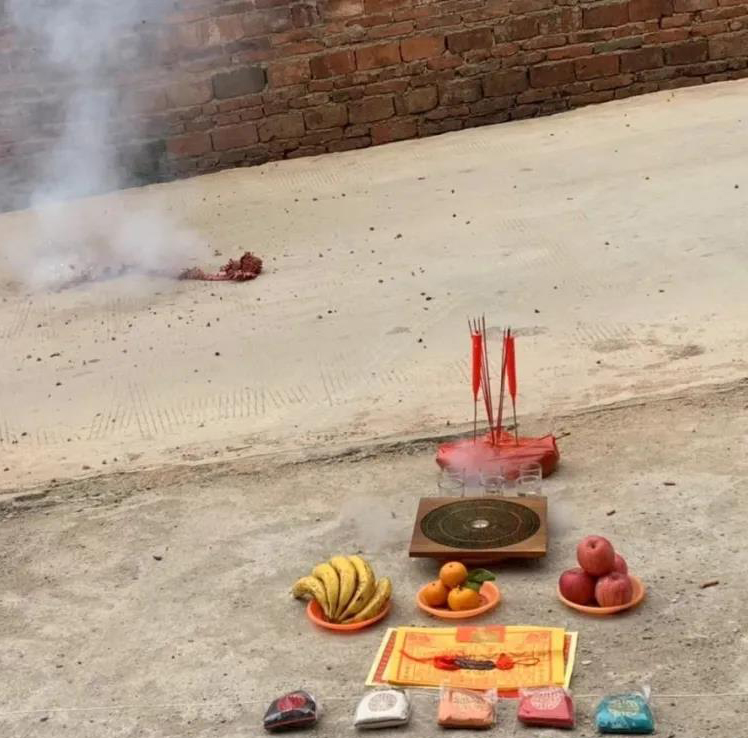 三僚曾真君：熊府做门楼风水布局，大门形状基本形成，安门大吉