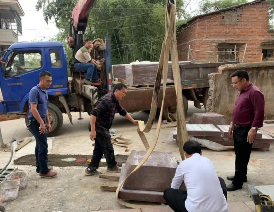 三僚曾真君：熊府做门楼风水布局，大门形状基本形成，安门大吉