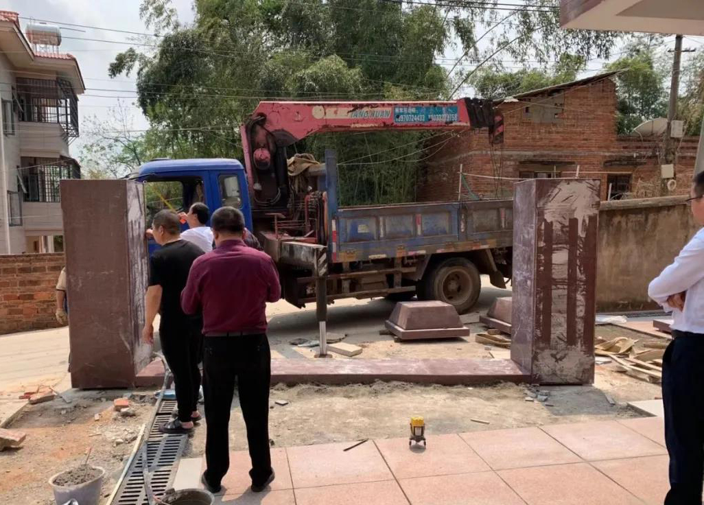 三僚曾真君：熊府做门楼风水布局，大门形状基本形成，安门大吉