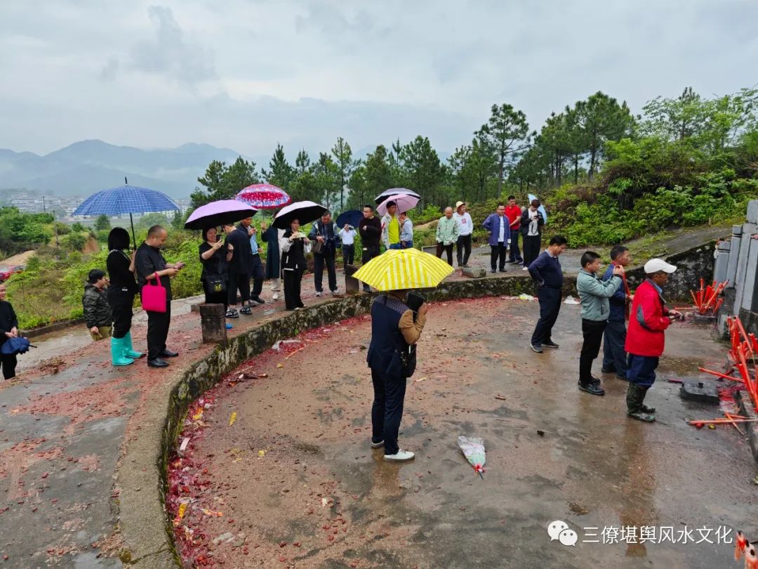 为学员讲解分析：刘氏铁墓