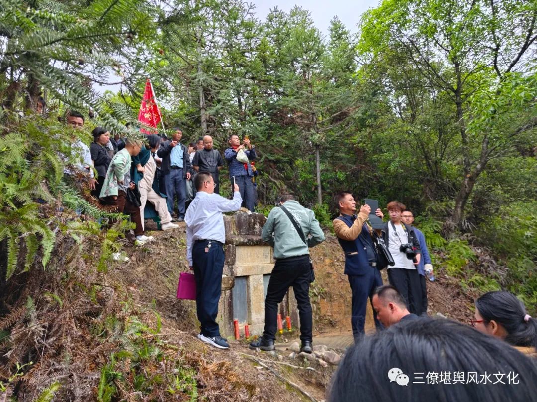 为学员讲解分析：龙马地