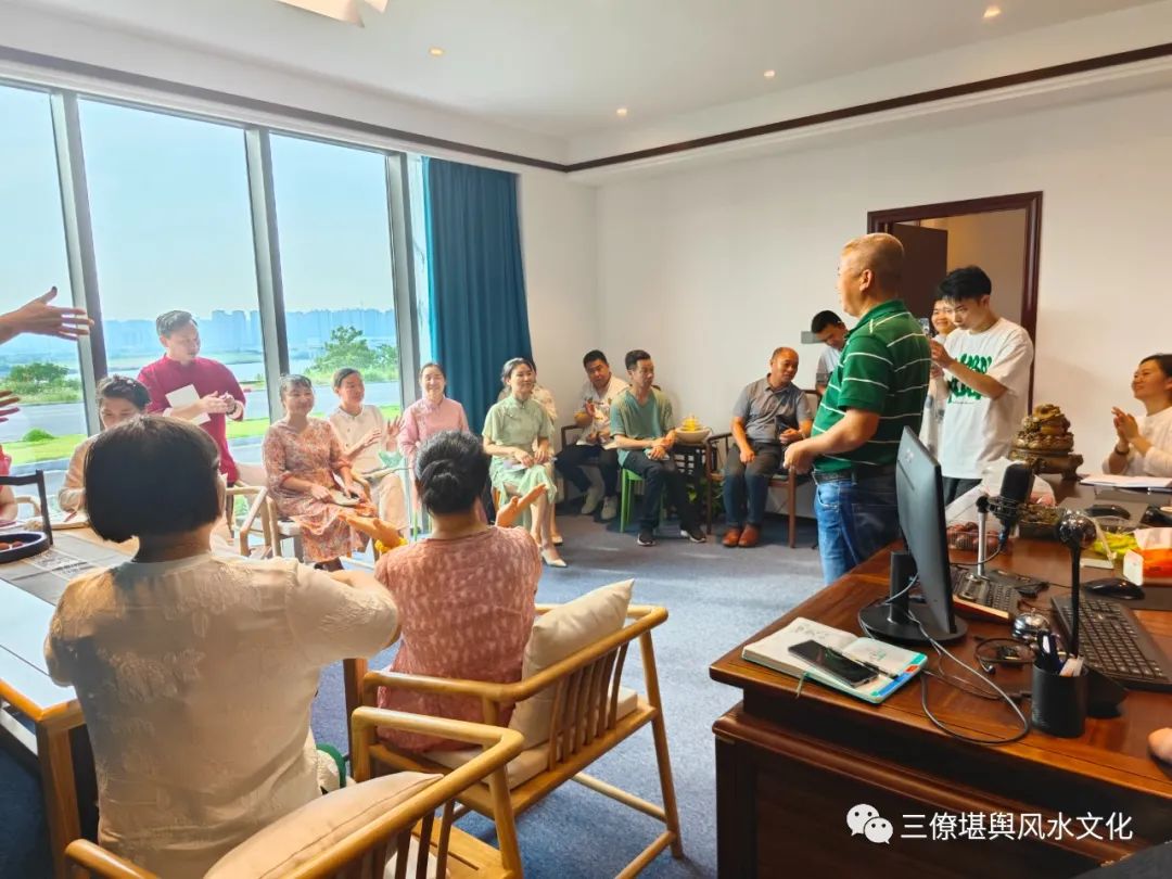 办公室风水3大要点: 1、办公桌 办公桌是决策,决定的位置 一定要有背山面水,背后一定要有靠,前有逆水局为最好,第二是腰带水,第三是聚水局,第四是无水局,第五是顺水局。 2、保险柜 保险柜是聚财的位置 通常进门的45度是财神位,最好是放在青龙方,财同时是不见光的,要放在隐藏的地方。 保险柜旁边不要有空调不要放水,要不会存不住钱。 3、会客桌/茶桌 茶桌是合作洽谈,会客、业务商谈的位置 背后一定不要有水,不要有路因它是动态的,有的话会犯小人、心烦意乱。 办公室风水3大要点: 1、办公桌 办公桌是决策,决定的位置 一定要有背山面水,背后一定要有靠,前有逆水局为最好,第二是腰带水,第三是聚水局,第四是无水局,第五是顺水局。 2、保险柜 保险柜是聚财的位置 通常进门的45度是财神位,最好是放在青龙方,财同时是不见光的,要放在隐藏的地方。 保险柜旁边不要有空调不要放水,要不会存不住钱。 3、会客桌/茶桌 茶桌是合作洽谈,会客、业务商谈的位置 背后一定不要有水,不要有路因它是动态的,有的话会犯小人、心烦意乱。