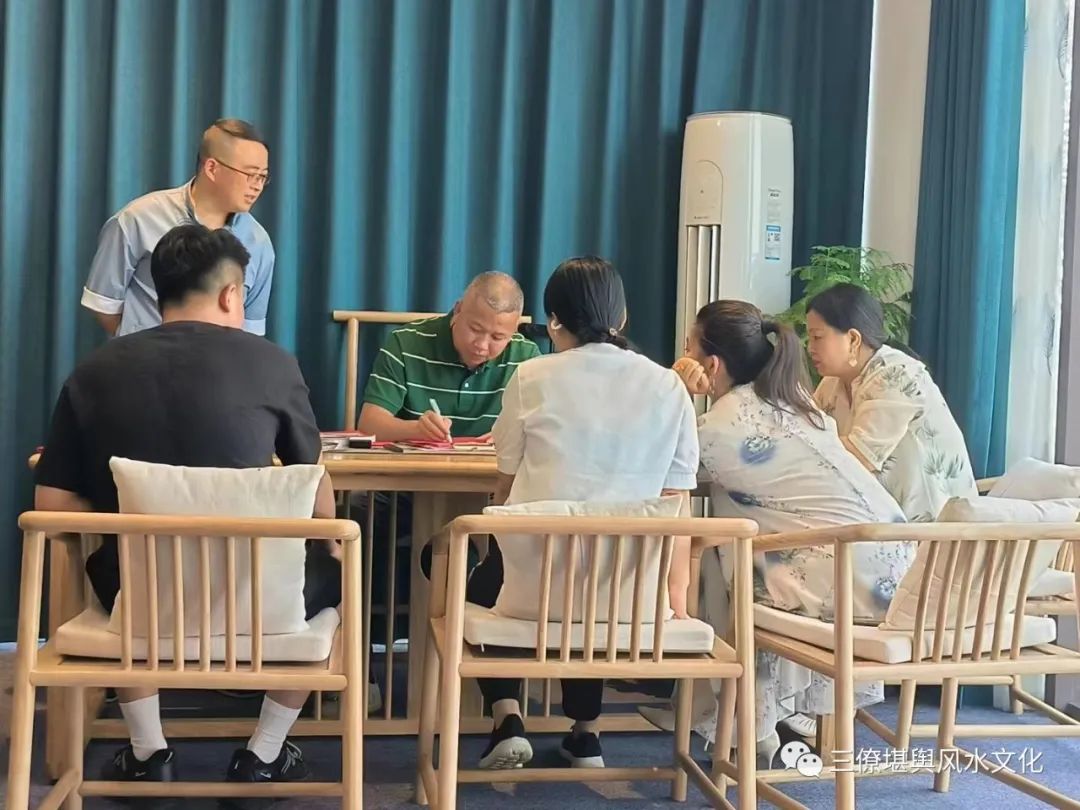 办公室风水3大要点: 1、办公桌 办公桌是决策,决定的位置 一定要有背山面水,背后一定要有靠,前有逆水局为最好,第二是腰带水,第三是聚水局,第四是无水局,第五是顺水局。 2、保险柜 保险柜是聚财的位置 通常进门的45度是财神位,最好是放在青龙方,财同时是不见光的,要放在隐藏的地方。 保险柜旁边不要有空调不要放水,要不会存不住钱。 3、会客桌/茶桌 茶桌是合作洽谈,会客、业务商谈的位置 背后一定不要有水,不要有路因它是动态的,有的话会犯小人、心烦意乱。 办公室风水3大要点: 1、办公桌 办公桌是决策,决定的位置 一定要有背山面水,背后一定要有靠,前有逆水局为最好,第二是腰带水,第三是聚水局,第四是无水局,第五是顺水局。 2、保险柜 保险柜是聚财的位置 通常进门的45度是财神位,最好是放在青龙方,财同时是不见光的,要放在隐藏的地方。 保险柜旁边不要有空调不要放水,要不会存不住钱。 3、会客桌/茶桌 茶桌是合作洽谈,会客、业务商谈的位置 背后一定不要有水,不要有路因它是动态的,有的话会犯小人、心烦意乱。