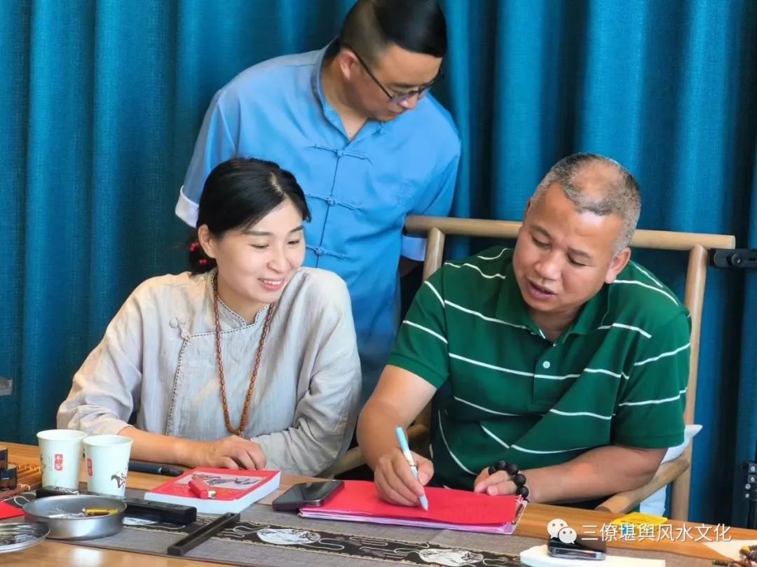 办公室风水3大要点: 1、办公桌 办公桌是决策,决定的位置 一定要有背山面水,背后一定要有靠,前有逆水局为最好,第二是腰带水,第三是聚水局,第四是无水局,第五是顺水局。 2、保险柜 保险柜是聚财的位置 通常进门的45度是财神位,最好是放在青龙方,财同时是不见光的,要放在隐藏的地方。 保险柜旁边不要有空调不要放水,要不会存不住钱。 3、会客桌/茶桌 茶桌是合作洽谈,会客、业务商谈的位置 背后一定不要有水,不要有路因它是动态的,有的话会犯小人、心烦意乱。 办公室风水3大要点: 1、办公桌 办公桌是决策,决定的位置 一定要有背山面水,背后一定要有靠,前有逆水局为最好,第二是腰带水,第三是聚水局,第四是无水局,第五是顺水局。 2、保险柜 保险柜是聚财的位置 通常进门的45度是财神位,最好是放在青龙方,财同时是不见光的,要放在隐藏的地方。 保险柜旁边不要有空调不要放水,要不会存不住钱。 3、会客桌/茶桌 茶桌是合作洽谈,会客、业务商谈的位置 背后一定不要有水,不要有路因它是动态的,有的话会犯小人、心烦意乱。