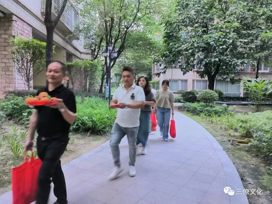 为福主择良辰吉日，出老宅，乔迁新居仪式，赠予吉言：李总乔迁新居大吉大利大兴大发 新居入宅为人生重大喜事之一，几乎和洞房花烛，金榜题名不相上下，对大部分的人而主，它代表的是成家立业功成名就，及乃万分值得庆贺的日子。 宅有宅神，在搬家入住前一定要先进行净宅和旺宅。水果五种、糖五种、五谷五种、乾隆大钱五个以上物品分成五份，分别放到整个屋子的四个角和屋子的中间（或者是客厅的茶几上）。把净宅符、旺宅符、香碗和香也放到中间或茶几上。先用碗盛些米，点燃三柱香。然后鞠躬三次。之后把净宅符烧掉，下面用水盆接着灰。然后把灰和水搅拌一下，把符水掸到屋子的四周和中心。剩下的水可以倒掉。 选定良辰吉日，乔迁当日之五行不宜与新居的门向、屋向之五行相冲；乔迁当日之五行不宜与宅主件命相冲、不宜与宅主命局喜用神相冲。 &nbsp;焚香净宝和风生水起，关闭好门窗，在各房间的中心位置放香一盘，其中客厅放置一大盘，以檀香为最佳；为了安全起见，请用瓷盘托住檀香，燃香，打开门窗通风透气。风生水起指把门窗打开让房屋内的气场得以流通，让外面的气场贯通房屋从而改变房屋磁场；“水起”则是在进宅时，煮开水泡茶，取其意为“风生水起”。 家中有怀孕的女人，尽量不搬家，万一非搬不可，严防动了胎神，最好让孕妇离开现场，并且旧地方每搬动一物，先用新扫把扫一扫，如此可避免惊动胎神。 搬家后的第一天或第一周内要闹房，即一定要请亲朋好友、左邻右舍到家中热闹一番：或聊天或吃饭或娱乐等，越热闹越以驱邪。 搬家那天，第一次走进屋，手上一定要拿些贵重的东西。如米桶、存折等，不可空手进去。 &nbsp;搬进去之后，尽量不要再修造施工，搬东西可以。如果要再做的话，就一定要择日再做。 入住当天晚上宜煮些甜汤圆或甜品，不要冷灶，全家共食，表示一家团圆，甜甜蜜蜜之意，求个喜气。 中国人对于风水向来都比较讲究，很多人都想了解到底怎样的风水布局才能避凶趋吉，招财旺丁，健康平安。其实注重风水的最根本目的是为了达到室内外气场统一和谐，使人的身心状态更加和谐，由此催生各种好事。这是注重住宅风水的积极意义所在。  全国各地有需要勘察风水业务的朋友请咨询联系我们，我们服务业务范围，如下，欢迎咨询。  三僚真君堂、麒麟堂为杨公风水第三十八代嫡传曾真君先生创立，以传授正宗杨公风水为宗旨，为了满足风水爱好者学习风水的需要，学习到正宗三僚风水，弘扬杨公救贫精神，提供风水传承者更好的条件，服务全国各地的风水从业者，以及风水爱好者。如果您想在风水上有所造诣，欢迎来我们这里学习。