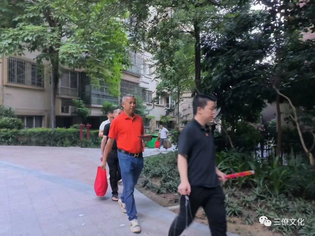 为福主择良辰吉日，出老宅，乔迁新居仪式，赠予吉言：李总乔迁新居大吉大利大兴大发 新居入宅为人生重大喜事之一，几乎和洞房花烛，金榜题名不相上下，对大部分的人而主，它代表的是成家立业功成名就，及乃万分值得庆贺的日子。 宅有宅神，在搬家入住前一定要先进行净宅和旺宅。水果五种、糖五种、五谷五种、乾隆大钱五个以上物品分成五份，分别放到整个屋子的四个角和屋子的中间（或者是客厅的茶几上）。把净宅符、旺宅符、香碗和香也放到中间或茶几上。先用碗盛些米，点燃三柱香。然后鞠躬三次。之后把净宅符烧掉，下面用水盆接着灰。然后把灰和水搅拌一下，把符水掸到屋子的四周和中心。剩下的水可以倒掉。 选定良辰吉日，乔迁当日之五行不宜与新居的门向、屋向之五行相冲；乔迁当日之五行不宜与宅主件命相冲、不宜与宅主命局喜用神相冲。 &nbsp;焚香净宝和风生水起，关闭好门窗，在各房间的中心位置放香一盘，其中客厅放置一大盘，以檀香为最佳；为了安全起见，请用瓷盘托住檀香，燃香，打开门窗通风透气。风生水起指把门窗打开让房屋内的气场得以流通，让外面的气场贯通房屋从而改变房屋磁场；“水起”则是在进宅时，煮开水泡茶，取其意为“风生水起”。 家中有怀孕的女人，尽量不搬家，万一非搬不可，严防动了胎神，最好让孕妇离开现场，并且旧地方每搬动一物，先用新扫把扫一扫，如此可避免惊动胎神。 搬家后的第一天或第一周内要闹房，即一定要请亲朋好友、左邻右舍到家中热闹一番：或聊天或吃饭或娱乐等，越热闹越以驱邪。 搬家那天，第一次走进屋，手上一定要拿些贵重的东西。如米桶、存折等，不可空手进去。 &nbsp;搬进去之后，尽量不要再修造施工，搬东西可以。如果要再做的话，就一定要择日再做。 入住当天晚上宜煮些甜汤圆或甜品，不要冷灶，全家共食，表示一家团圆，甜甜蜜蜜之意，求个喜气。 中国人对于风水向来都比较讲究，很多人都想了解到底怎样的风水布局才能避凶趋吉，招财旺丁，健康平安。其实注重风水的最根本目的是为了达到室内外气场统一和谐，使人的身心状态更加和谐，由此催生各种好事。这是注重住宅风水的积极意义所在。  全国各地有需要勘察风水业务的朋友请咨询联系我们，我们服务业务范围，如下，欢迎咨询。  三僚真君堂、麒麟堂为杨公风水第三十八代嫡传曾真君先生创立，以传授正宗杨公风水为宗旨，为了满足风水爱好者学习风水的需要，学习到正宗三僚风水，弘扬杨公救贫精神，提供风水传承者更好的条件，服务全国各地的风水从业者，以及风水爱好者。如果您想在风水上有所造诣，欢迎来我们这里学习。