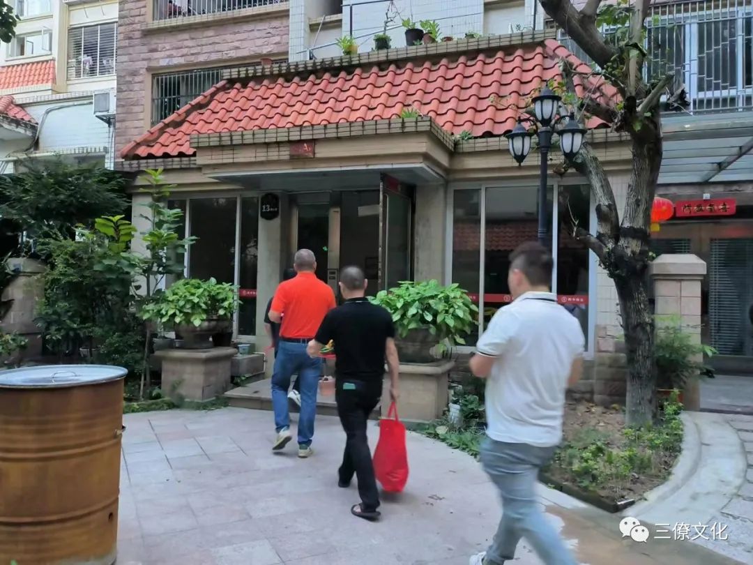 为福主择良辰吉日，出老宅，乔迁新居仪式，赠予吉言：李总乔迁新居大吉大利大兴大发 新居入宅为人生重大喜事之一，几乎和洞房花烛，金榜题名不相上下，对大部分的人而主，它代表的是成家立业功成名就，及乃万分值得庆贺的日子。 宅有宅神，在搬家入住前一定要先进行净宅和旺宅。水果五种、糖五种、五谷五种、乾隆大钱五个以上物品分成五份，分别放到整个屋子的四个角和屋子的中间（或者是客厅的茶几上）。把净宅符、旺宅符、香碗和香也放到中间或茶几上。先用碗盛些米，点燃三柱香。然后鞠躬三次。之后把净宅符烧掉，下面用水盆接着灰。然后把灰和水搅拌一下，把符水掸到屋子的四周和中心。剩下的水可以倒掉。 选定良辰吉日，乔迁当日之五行不宜与新居的门向、屋向之五行相冲；乔迁当日之五行不宜与宅主件命相冲、不宜与宅主命局喜用神相冲。 &nbsp;焚香净宝和风生水起，关闭好门窗，在各房间的中心位置放香一盘，其中客厅放置一大盘，以檀香为最佳；为了安全起见，请用瓷盘托住檀香，燃香，打开门窗通风透气。风生水起指把门窗打开让房屋内的气场得以流通，让外面的气场贯通房屋从而改变房屋磁场；“水起”则是在进宅时，煮开水泡茶，取其意为“风生水起”。 家中有怀孕的女人，尽量不搬家，万一非搬不可，严防动了胎神，最好让孕妇离开现场，并且旧地方每搬动一物，先用新扫把扫一扫，如此可避免惊动胎神。 搬家后的第一天或第一周内要闹房，即一定要请亲朋好友、左邻右舍到家中热闹一番：或聊天或吃饭或娱乐等，越热闹越以驱邪。 搬家那天，第一次走进屋，手上一定要拿些贵重的东西。如米桶、存折等，不可空手进去。 &nbsp;搬进去之后，尽量不要再修造施工，搬东西可以。如果要再做的话，就一定要择日再做。 入住当天晚上宜煮些甜汤圆或甜品，不要冷灶，全家共食，表示一家团圆，甜甜蜜蜜之意，求个喜气。 中国人对于风水向来都比较讲究，很多人都想了解到底怎样的风水布局才能避凶趋吉，招财旺丁，健康平安。其实注重风水的最根本目的是为了达到室内外气场统一和谐，使人的身心状态更加和谐，由此催生各种好事。这是注重住宅风水的积极意义所在。  全国各地有需要勘察风水业务的朋友请咨询联系我们，我们服务业务范围，如下，欢迎咨询。  三僚真君堂、麒麟堂为杨公风水第三十八代嫡传曾真君先生创立，以传授正宗杨公风水为宗旨，为了满足风水爱好者学习风水的需要，学习到正宗三僚风水，弘扬杨公救贫精神，提供风水传承者更好的条件，服务全国各地的风水从业者，以及风水爱好者。如果您想在风水上有所造诣，欢迎来我们这里学习。