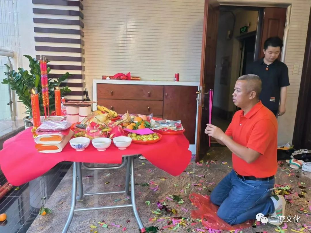 为福主择良辰吉日，出老宅，乔迁新居仪式，赠予吉言：李总乔迁新居大吉大利大兴大发 新居入宅为人生重大喜事之一，几乎和洞房花烛，金榜题名不相上下，对大部分的人而主，它代表的是成家立业功成名就，及乃万分值得庆贺的日子。 宅有宅神，在搬家入住前一定要先进行净宅和旺宅。水果五种、糖五种、五谷五种、乾隆大钱五个以上物品分成五份，分别放到整个屋子的四个角和屋子的中间（或者是客厅的茶几上）。把净宅符、旺宅符、香碗和香也放到中间或茶几上。先用碗盛些米，点燃三柱香。然后鞠躬三次。之后把净宅符烧掉，下面用水盆接着灰。然后把灰和水搅拌一下，把符水掸到屋子的四周和中心。剩下的水可以倒掉。 选定良辰吉日，乔迁当日之五行不宜与新居的门向、屋向之五行相冲；乔迁当日之五行不宜与宅主件命相冲、不宜与宅主命局喜用神相冲。 &nbsp;焚香净宝和风生水起，关闭好门窗，在各房间的中心位置放香一盘，其中客厅放置一大盘，以檀香为最佳；为了安全起见，请用瓷盘托住檀香，燃香，打开门窗通风透气。风生水起指把门窗打开让房屋内的气场得以流通，让外面的气场贯通房屋从而改变房屋磁场；“水起”则是在进宅时，煮开水泡茶，取其意为“风生水起”。 家中有怀孕的女人，尽量不搬家，万一非搬不可，严防动了胎神，最好让孕妇离开现场，并且旧地方每搬动一物，先用新扫把扫一扫，如此可避免惊动胎神。 搬家后的第一天或第一周内要闹房，即一定要请亲朋好友、左邻右舍到家中热闹一番：或聊天或吃饭或娱乐等，越热闹越以驱邪。 搬家那天，第一次走进屋，手上一定要拿些贵重的东西。如米桶、存折等，不可空手进去。 &nbsp;搬进去之后，尽量不要再修造施工，搬东西可以。如果要再做的话，就一定要择日再做。 入住当天晚上宜煮些甜汤圆或甜品，不要冷灶，全家共食，表示一家团圆，甜甜蜜蜜之意，求个喜气。 中国人对于风水向来都比较讲究，很多人都想了解到底怎样的风水布局才能避凶趋吉，招财旺丁，健康平安。其实注重风水的最根本目的是为了达到室内外气场统一和谐，使人的身心状态更加和谐，由此催生各种好事。这是注重住宅风水的积极意义所在。  全国各地有需要勘察风水业务的朋友请咨询联系我们，我们服务业务范围，如下，欢迎咨询。  三僚真君堂、麒麟堂为杨公风水第三十八代嫡传曾真君先生创立，以传授正宗杨公风水为宗旨，为了满足风水爱好者学习风水的需要，学习到正宗三僚风水，弘扬杨公救贫精神，提供风水传承者更好的条件，服务全国各地的风水从业者，以及风水爱好者。如果您想在风水上有所造诣，欢迎来我们这里学习。