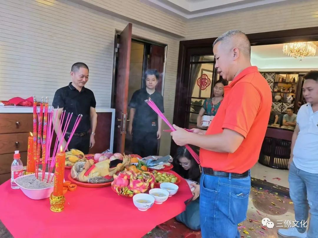 为福主择良辰吉日，出老宅，乔迁新居仪式，赠予吉言：李总乔迁新居大吉大利大兴大发 新居入宅为人生重大喜事之一，几乎和洞房花烛，金榜题名不相上下，对大部分的人而主，它代表的是成家立业功成名就，及乃万分值得庆贺的日子。 宅有宅神，在搬家入住前一定要先进行净宅和旺宅。水果五种、糖五种、五谷五种、乾隆大钱五个以上物品分成五份，分别放到整个屋子的四个角和屋子的中间（或者是客厅的茶几上）。把净宅符、旺宅符、香碗和香也放到中间或茶几上。先用碗盛些米，点燃三柱香。然后鞠躬三次。之后把净宅符烧掉，下面用水盆接着灰。然后把灰和水搅拌一下，把符水掸到屋子的四周和中心。剩下的水可以倒掉。 选定良辰吉日，乔迁当日之五行不宜与新居的门向、屋向之五行相冲；乔迁当日之五行不宜与宅主件命相冲、不宜与宅主命局喜用神相冲。 &nbsp;焚香净宝和风生水起，关闭好门窗，在各房间的中心位置放香一盘，其中客厅放置一大盘，以檀香为最佳；为了安全起见，请用瓷盘托住檀香，燃香，打开门窗通风透气。风生水起指把门窗打开让房屋内的气场得以流通，让外面的气场贯通房屋从而改变房屋磁场；“水起”则是在进宅时，煮开水泡茶，取其意为“风生水起”。 家中有怀孕的女人，尽量不搬家，万一非搬不可，严防动了胎神，最好让孕妇离开现场，并且旧地方每搬动一物，先用新扫把扫一扫，如此可避免惊动胎神。 搬家后的第一天或第一周内要闹房，即一定要请亲朋好友、左邻右舍到家中热闹一番：或聊天或吃饭或娱乐等，越热闹越以驱邪。 搬家那天，第一次走进屋，手上一定要拿些贵重的东西。如米桶、存折等，不可空手进去。 &nbsp;搬进去之后，尽量不要再修造施工，搬东西可以。如果要再做的话，就一定要择日再做。 入住当天晚上宜煮些甜汤圆或甜品，不要冷灶，全家共食，表示一家团圆，甜甜蜜蜜之意，求个喜气。 中国人对于风水向来都比较讲究，很多人都想了解到底怎样的风水布局才能避凶趋吉，招财旺丁，健康平安。其实注重风水的最根本目的是为了达到室内外气场统一和谐，使人的身心状态更加和谐，由此催生各种好事。这是注重住宅风水的积极意义所在。  全国各地有需要勘察风水业务的朋友请咨询联系我们，我们服务业务范围，如下，欢迎咨询。  三僚真君堂、麒麟堂为杨公风水第三十八代嫡传曾真君先生创立，以传授正宗杨公风水为宗旨，为了满足风水爱好者学习风水的需要，学习到正宗三僚风水，弘扬杨公救贫精神，提供风水传承者更好的条件，服务全国各地的风水从业者，以及风水爱好者。如果您想在风水上有所造诣，欢迎来我们这里学习。