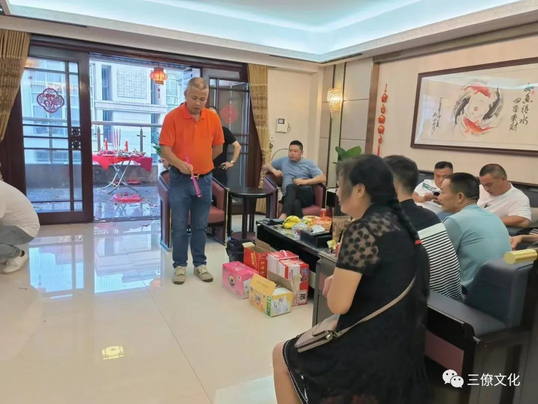 为福主择良辰吉日，出老宅，乔迁新居仪式，赠予吉言：李总乔迁新居大吉大利大兴大发 新居入宅为人生重大喜事之一，几乎和洞房花烛，金榜题名不相上下，对大部分的人而主，它代表的是成家立业功成名就，及乃万分值得庆贺的日子。 宅有宅神，在搬家入住前一定要先进行净宅和旺宅。水果五种、糖五种、五谷五种、乾隆大钱五个以上物品分成五份，分别放到整个屋子的四个角和屋子的中间（或者是客厅的茶几上）。把净宅符、旺宅符、香碗和香也放到中间或茶几上。先用碗盛些米，点燃三柱香。然后鞠躬三次。之后把净宅符烧掉，下面用水盆接着灰。然后把灰和水搅拌一下，把符水掸到屋子的四周和中心。剩下的水可以倒掉。 选定良辰吉日，乔迁当日之五行不宜与新居的门向、屋向之五行相冲；乔迁当日之五行不宜与宅主件命相冲、不宜与宅主命局喜用神相冲。 &nbsp;焚香净宝和风生水起，关闭好门窗，在各房间的中心位置放香一盘，其中客厅放置一大盘，以檀香为最佳；为了安全起见，请用瓷盘托住檀香，燃香，打开门窗通风透气。风生水起指把门窗打开让房屋内的气场得以流通，让外面的气场贯通房屋从而改变房屋磁场；“水起”则是在进宅时，煮开水泡茶，取其意为“风生水起”。 家中有怀孕的女人，尽量不搬家，万一非搬不可，严防动了胎神，最好让孕妇离开现场，并且旧地方每搬动一物，先用新扫把扫一扫，如此可避免惊动胎神。 搬家后的第一天或第一周内要闹房，即一定要请亲朋好友、左邻右舍到家中热闹一番：或聊天或吃饭或娱乐等，越热闹越以驱邪。 搬家那天，第一次走进屋，手上一定要拿些贵重的东西。如米桶、存折等，不可空手进去。 &nbsp;搬进去之后，尽量不要再修造施工，搬东西可以。如果要再做的话，就一定要择日再做。 入住当天晚上宜煮些甜汤圆或甜品，不要冷灶，全家共食，表示一家团圆，甜甜蜜蜜之意，求个喜气。 中国人对于风水向来都比较讲究，很多人都想了解到底怎样的风水布局才能避凶趋吉，招财旺丁，健康平安。其实注重风水的最根本目的是为了达到室内外气场统一和谐，使人的身心状态更加和谐，由此催生各种好事。这是注重住宅风水的积极意义所在。  全国各地有需要勘察风水业务的朋友请咨询联系我们，我们服务业务范围，如下，欢迎咨询。  三僚真君堂、麒麟堂为杨公风水第三十八代嫡传曾真君先生创立，以传授正宗杨公风水为宗旨，为了满足风水爱好者学习风水的需要，学习到正宗三僚风水，弘扬杨公救贫精神，提供风水传承者更好的条件，服务全国各地的风水从业者，以及风水爱好者。如果您想在风水上有所造诣，欢迎来我们这里学习。