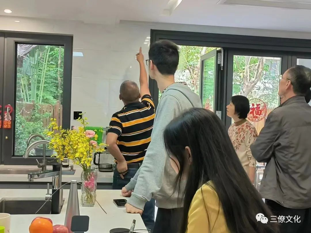 三僚真君堂、麒麟堂为杨公风水第三十八代嫡传曾真君先生创立,以传授正宗杨公风水为宗旨,为了满足风水爱好者学习风水的需要,学习到正宗三僚风水,弘扬杨公救贫精神,提供风水传承者更好的条件,服务全国各地的风水从业者,以及风水爱好者。如果您想在风水上有所造诣,欢迎来我们这里学习。 图片 三僚真君堂、麒麟堂为杨公风水第三十八代嫡传曾真君先生创立,以传授正宗杨公风水为宗旨,为了满足风水爱好者学习风水的需要,学习到正宗三僚风水,弘扬杨公救贫精神,提供风水传承者更好的条件,服务全国各地的风水从业者,以及风水爱好者。如果您想在风水上有所造诣,欢迎来我们这里学习。 图片