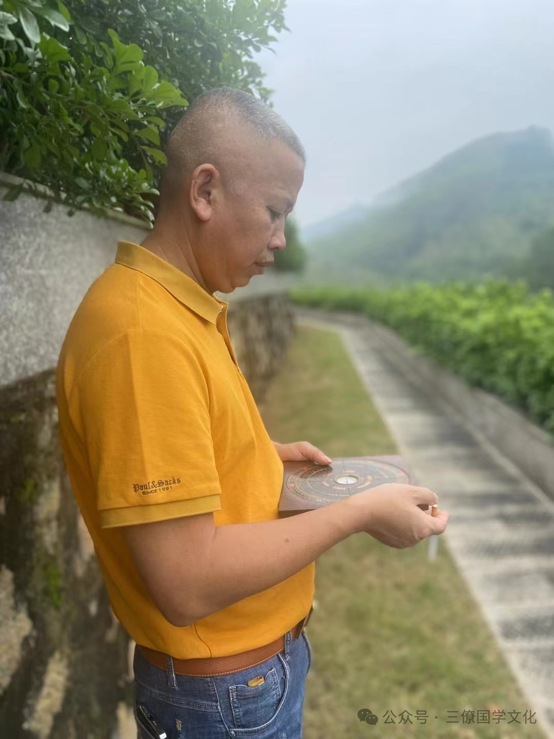 风水学中，公墓的选择和布局被与逝者的安宁和后代的福祉息息相关。 风水学强调环境与人的和谐统一。一个好的公墓风水应该能够让逝者安息，同时给福主带来心灵的安慰。因此，公墓的位置、地形、地势、水流等因素都可能影响风水的好坏。 一般来说，公墓风水的好坏取决于多个因素，包括但不限于以下几个方面： 地理位置：公墓应位于地势较高、环境清幽、空气清新的地方，远离污染源和噪音干扰。同时，公墓周围应有自然形成的山水环境，形成藏风聚气的格局，以利于逝者安息和后代繁荣。 地形地势：公墓的地形地势应平缓、开阔，不宜有陡峭的山坡或深沟。同时，公墓内应有明显的山脉和水系，形成“前有照、后有靠”的格局，以利于聚气纳财和后代兴旺。 明堂开阔：明堂是风水学中的一个重要概念，指穴前宽阔平整的地方。明堂开阔象征着生机勃勃、前途无量，有利于家族的发展和人才的孕育。 周边环境：公墓周边环境的好坏也会对风水产生影响。公墓周围不宜有高压线、变电站等电磁辐射源，也不宜有医院、殡仪馆等阴气较重的场所。同时，公墓周围应有足够的绿化和景观布置，以营造宁静、祥和的氛围。 穴位选择：在公墓中选择合适的穴位也是风水学中的重要环节。穴位的选择应考虑到地形、地势、水流等因素，以及逝者的仙命等信息。一个好的穴位能够为逝者提供一个安宁的安息之地，同时也能够给家族带来好运和福报。 三僚曾真君作为风水学专家，在堪选公墓风水时可能会综合考虑以上因素，并结合具体的地理环境和福主的需求进行分析和判断。他会利用风水学的理论和方法来评估公墓的风水格局和吉凶祸福，并给出相应的建议和指导。