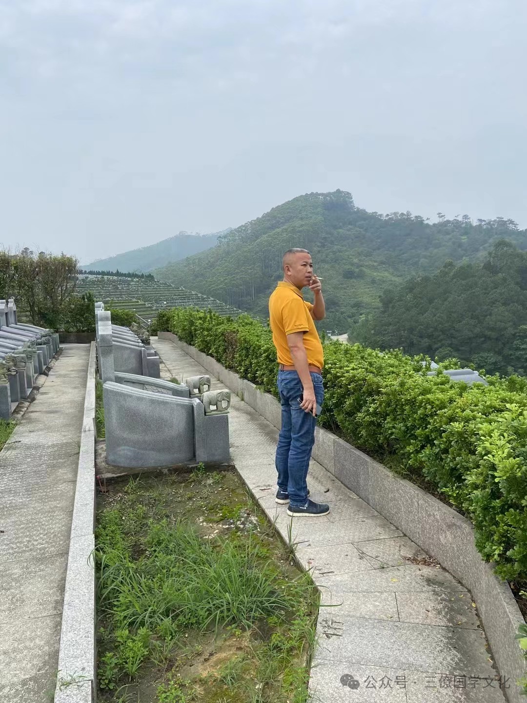 风水学中，公墓的选择和布局被与逝者的安宁和后代的福祉息息相关。 风水学强调环境与人的和谐统一。一个好的公墓风水应该能够让逝者安息，同时给福主带来心灵的安慰。因此，公墓的位置、地形、地势、水流等因素都可能影响风水的好坏。 一般来说，公墓风水的好坏取决于多个因素，包括但不限于以下几个方面： 地理位置：公墓应位于地势较高、环境清幽、空气清新的地方，远离污染源和噪音干扰。同时，公墓周围应有自然形成的山水环境，形成藏风聚气的格局，以利于逝者安息和后代繁荣。 地形地势：公墓的地形地势应平缓、开阔，不宜有陡峭的山坡或深沟。同时，公墓内应有明显的山脉和水系，形成“前有照、后有靠”的格局，以利于聚气纳财和后代兴旺。 明堂开阔：明堂是风水学中的一个重要概念，指穴前宽阔平整的地方。明堂开阔象征着生机勃勃、前途无量，有利于家族的发展和人才的孕育。 周边环境：公墓周边环境的好坏也会对风水产生影响。公墓周围不宜有高压线、变电站等电磁辐射源，也不宜有医院、殡仪馆等阴气较重的场所。同时，公墓周围应有足够的绿化和景观布置，以营造宁静、祥和的氛围。 穴位选择：在公墓中选择合适的穴位也是风水学中的重要环节。穴位的选择应考虑到地形、地势、水流等因素，以及逝者的仙命等信息。一个好的穴位能够为逝者提供一个安宁的安息之地，同时也能够给家族带来好运和福报。 三僚曾真君作为风水学专家，在堪选公墓风水时可能会综合考虑以上因素，并结合具体的地理环境和福主的需求进行分析和判断。他会利用风水学的理论和方法来评估公墓的风水格局和吉凶祸福，并给出相应的建议和指导。