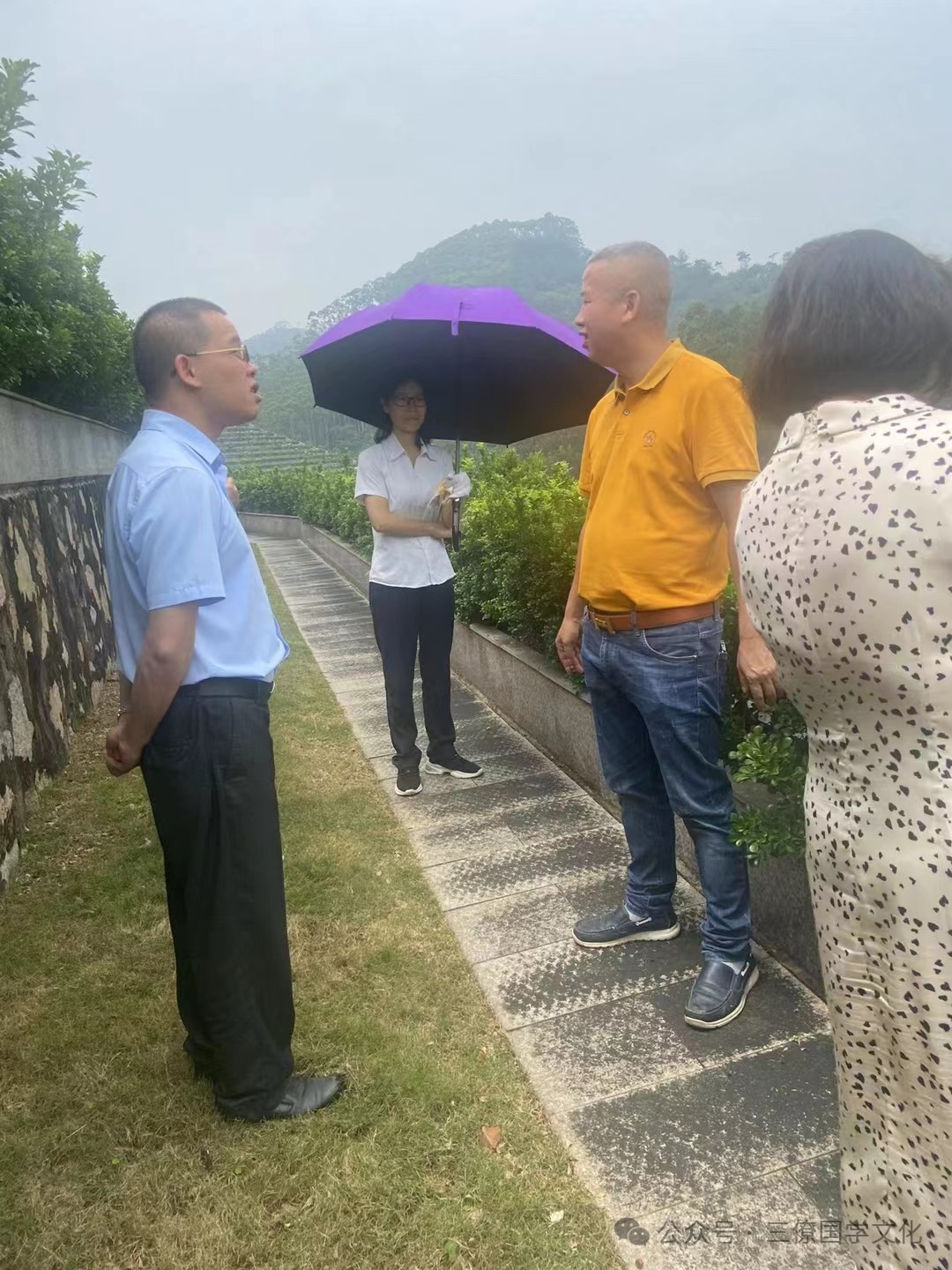 风水学中，公墓的选择和布局被与逝者的安宁和后代的福祉息息相关。 风水学强调环境与人的和谐统一。一个好的公墓风水应该能够让逝者安息，同时给福主带来心灵的安慰。因此，公墓的位置、地形、地势、水流等因素都可能影响风水的好坏。 一般来说，公墓风水的好坏取决于多个因素，包括但不限于以下几个方面： 地理位置：公墓应位于地势较高、环境清幽、空气清新的地方，远离污染源和噪音干扰。同时，公墓周围应有自然形成的山水环境，形成藏风聚气的格局，以利于逝者安息和后代繁荣。 地形地势：公墓的地形地势应平缓、开阔，不宜有陡峭的山坡或深沟。同时，公墓内应有明显的山脉和水系，形成“前有照、后有靠”的格局，以利于聚气纳财和后代兴旺。 明堂开阔：明堂是风水学中的一个重要概念，指穴前宽阔平整的地方。明堂开阔象征着生机勃勃、前途无量，有利于家族的发展和人才的孕育。 周边环境：公墓周边环境的好坏也会对风水产生影响。公墓周围不宜有高压线、变电站等电磁辐射源，也不宜有医院、殡仪馆等阴气较重的场所。同时，公墓周围应有足够的绿化和景观布置，以营造宁静、祥和的氛围。 穴位选择：在公墓中选择合适的穴位也是风水学中的重要环节。穴位的选择应考虑到地形、地势、水流等因素，以及逝者的仙命等信息。一个好的穴位能够为逝者提供一个安宁的安息之地，同时也能够给家族带来好运和福报。 三僚曾真君作为风水学专家，在堪选公墓风水时可能会综合考虑以上因素，并结合具体的地理环境和福主的需求进行分析和判断。他会利用风水学的理论和方法来评估公墓的风水格局和吉凶祸福，并给出相应的建议和指导。